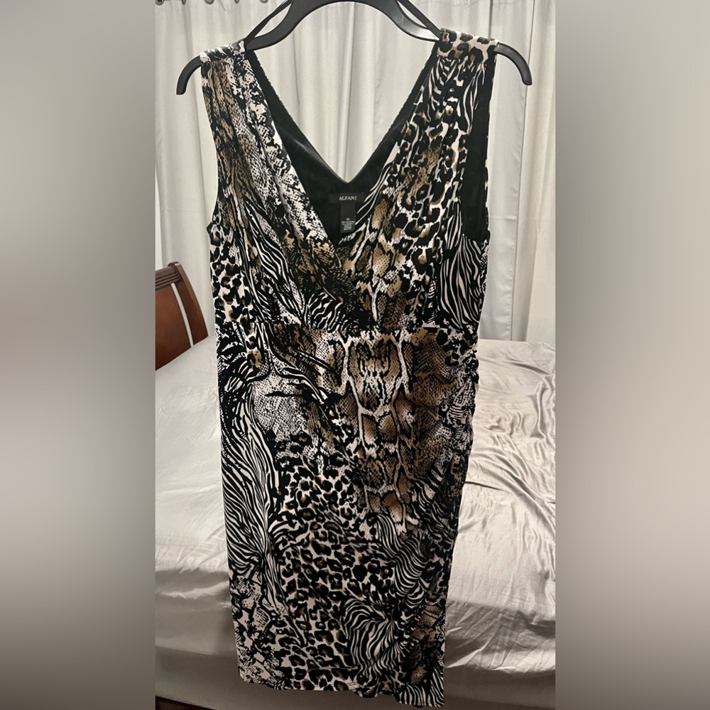 Abstract print • Polish • V neckline • Feminine • Thoughtful design • Lined